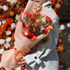 Букет "На закате дня" из гладиолусов, калл, гиперикума и диантусов в Дзержинском