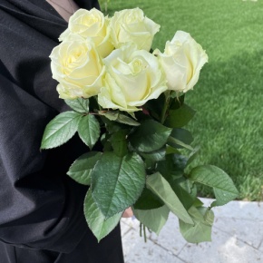 Букет из 5 белых роз (70 см) в Дзержинском