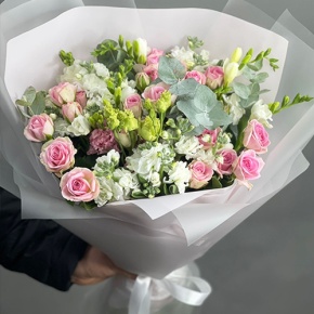 Букет "Особый случай " из ароматных маттиол, фрезий и кустовых роз в Дзержинском
