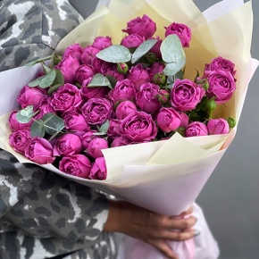 Букет "Малиновый бисквит" из кустовых и пионовидных роз и эвкалипта в Дзержинском