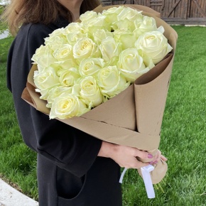 Букет из 25 белых роз в крафте (70 см) в Дзержинском