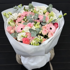 Букет "Ромео" из роз, эвкалипта, гербер, ароматных фрезий, озатамнуса, эустом и диантусов в Дзержинском