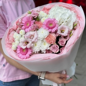 Букет "Розовые облака" из хризантемы, кустовых роз, диантусов, гортензии и эустом в Дзержинском