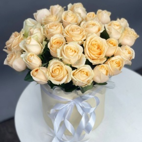 Композиция в шляпной коробке из 35 кремовых кенийских роз в Дзержинском