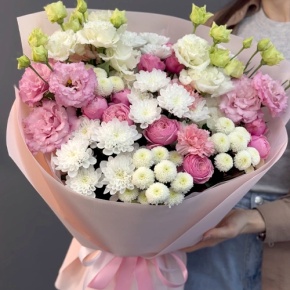 Букет "Задыхаюсь от нежности" из хризантемы, кустовых пионовидных роз, диантусов и эустом в Дзержинском