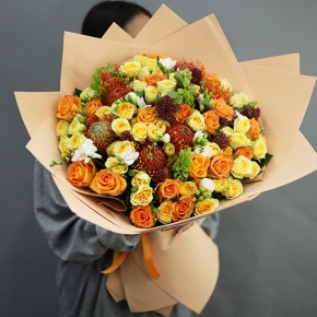 Букет "Осенние грёзы" из лейко, роз, фрезий, скиммии, молюцеллы и лейко в Дзержинском