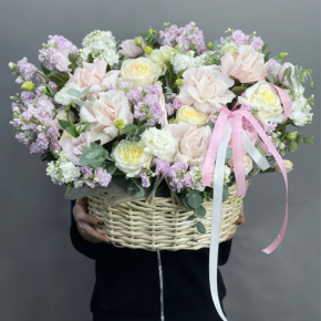 Композиция в корзине из роз Эквадор и ароматных маттиол в Дзержинском