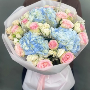 Букет "Легкий ветерок" из роз, конифера и гортензий в Дзержинском