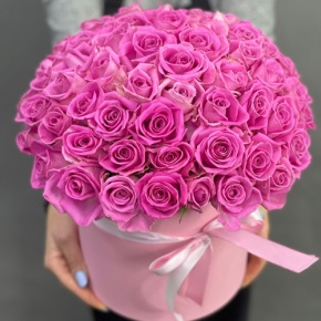 Композиция в шляпной коробке из 71 кенийской розы в Дзержинском