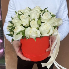 Композиция в шляпной коробке из 25 белых роз в Дзержинском
