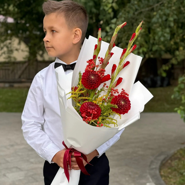 Букет на 1 сентября с красными гладиолусами, георгинами и калиной в Дзержинском