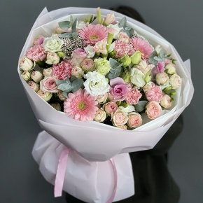 Букет "Я с тобой" из роз, эвкалипта, гербер, ароматных фрезий, озатамнуса, эустом и диантусов в Дзержинском