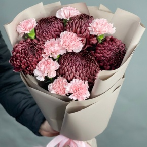 Букет из хризантем Бигоуди и розовых диантусов в Дзержинском