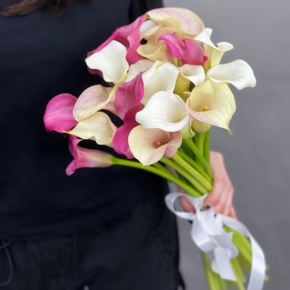 Букет из 21 каллы микс в Дзержинском