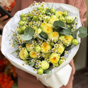 Букет "Иветта" из лимонных пионовидных кустовых роз и ромашек в Дзержинском