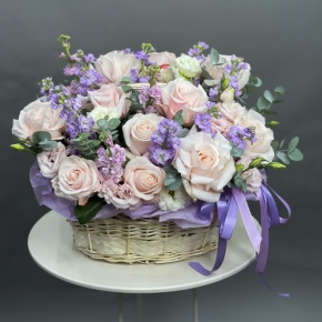 Композиция в корзине из французских роз и ароматных маттиол в Дзержинском