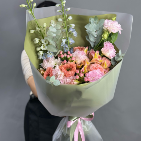 Букет "Таинственное очарование" из мазровых роз Риджентс парк, гиперикума, альстромерий, эустом и дельфиниума в Дзержинском