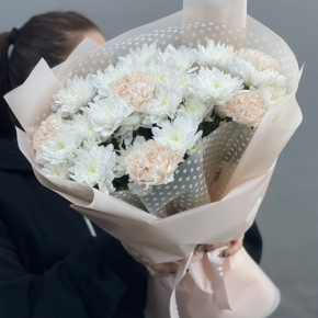 Букет из хризантем и диантусов пудра в Дзержинском
