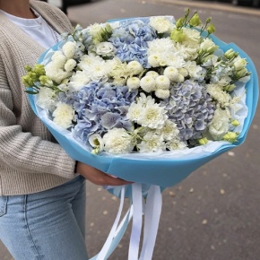 Букет "Голубые облака" из хризантемы, диантусов, Голландской гортензии, дельфиниума и эустомы в Дзержинском