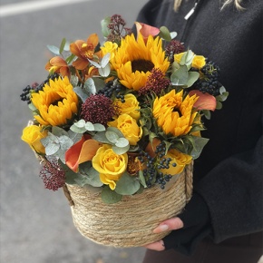 Композиция в сумке "Тональность" из подсолнухов, калл, ягод вибирнума, лимонных роз, скиммии и орхидеи в Дзержинском