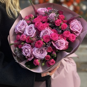 Букет "Малиновый вечер" из кустовых малиновых роз, вероники, лимониума и роз Меритим в Дзержинском