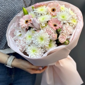 Букет "Дружба" из хризантемы, пионовидной лилии, гербер, диантусов и кустовых роз в Дзержинском