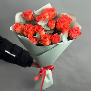 Букет из 15 морковных роз с эвкалиптом (50 см) в Дзержинском
