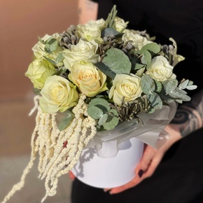 Композиция в шляпной коробке "Чудное мгновение" из 13 роз, эвкалипта, брунии и амарнтуса в Дзержинском