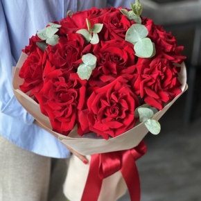 Букет "Красная пантера" из 13 роз Эквадор и эвкалипта в Дзержинском