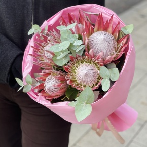 Букет из 5 протей и эвкалипта в Дзержинском