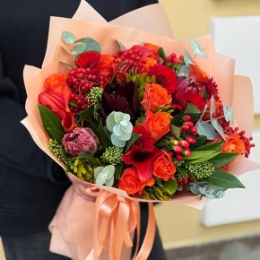 Букет "Красный закат" из калл, роз, калины, скиммии, гиперикума, сафари, гербер и капса в Дзержинском