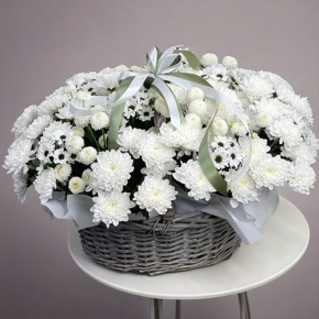 Композиция в корзине "Снежная лавина" из хризантем в Дзержинском