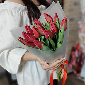 Букет из 15 красных тюльпанов в Дзержинском