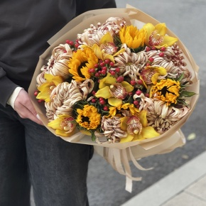 Букет "Биркин" из подсолнухов, орхидей, гиперикума, хризантем Виена в Дзержинском
