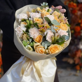 Букет "Пломбирный" из роз Аваланж, диантусов, альстромерий и эвкалипта в Дзержинском