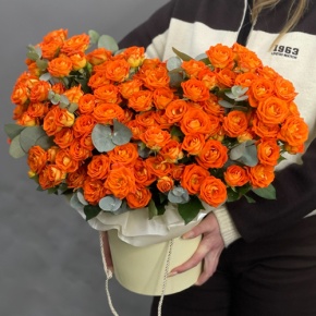 Композиция в шляпной коробке "Закат" из кустовых роз и эвкалипта в Дзержинском