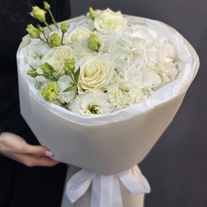 Букет "Нега" из Голландской гортензии, роз и эустом в Дзержинском