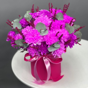 Композиция в шляпной коробке "Магия розового" из хризантем и лаванды в Дзержинском