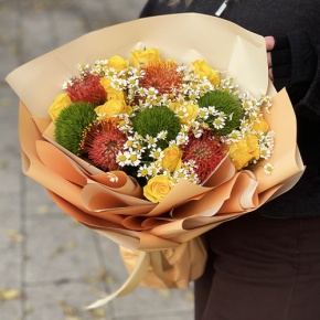 Букет "Зельда" из диантусов Lux, лимонных роз, лейко и ромашек в Дзержинском