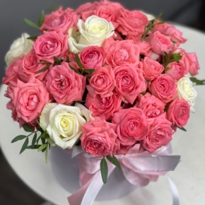 Композиция в шляпной коробке из белых и кустовых коралловых роз в Дзержинском