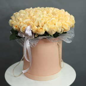 Композиция в шляпной коробке из 101 кремовой розы в Дзержинском