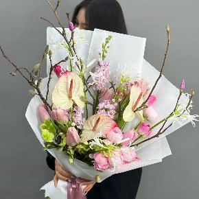 Авторский букет с антуриумами, ранункулюсами и цветущими ветками магнолии в Дзержинском