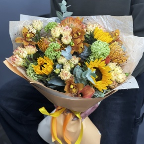Букет "Сочиняй мечты" из подсолнухов, лейко, вибирнума, орхидей, калл, кустовых роз и талинума в Дзержинском