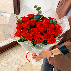 Букет из 25 красных роз с эвкалиптом в Дзержинском