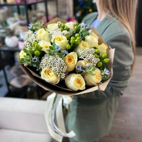 Букет "Мичиган" из пионовидных роз Баттеркап, озатамнуса, оксипеталума и гиперикума в Дзержинском