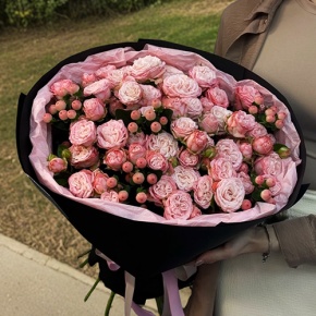 Букет из кустовых роз Бомбастик и гиперикума (50 см) в Дзержинском