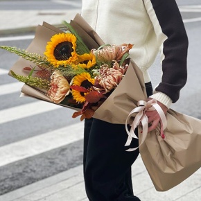 Букет "Оптимизм" из подсолнухов, листьев дуба, хризантем Виена и эремуруса в Дзержинском