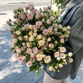 Букет из 31 кустовой розы микс (70 см) в Дзержинском