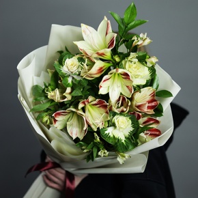 Букет "Феличита" из амариллисов, альстромерий и брассики в Дзержинском