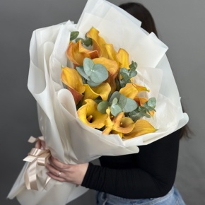 Букет из 17 оранжевых калл с эвкалиптом в Дзержинском